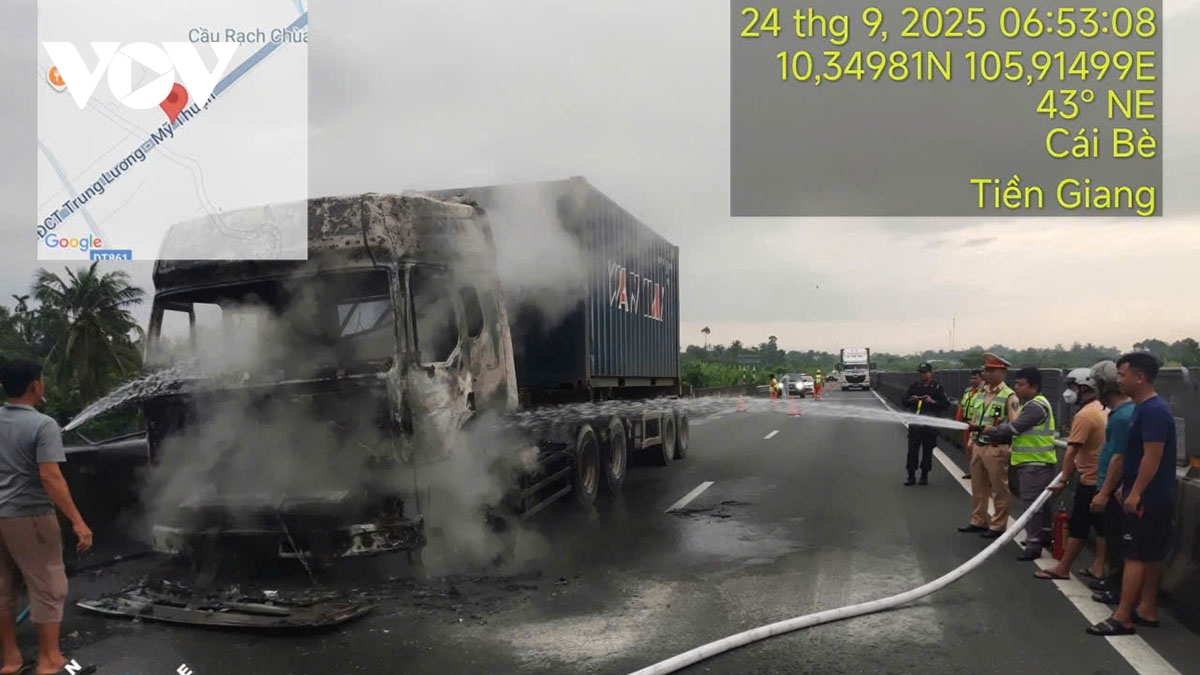 Đồng Tháp: Xe tải đang lưu thông trên đường cao tốc bỗng dưng bốc cháy